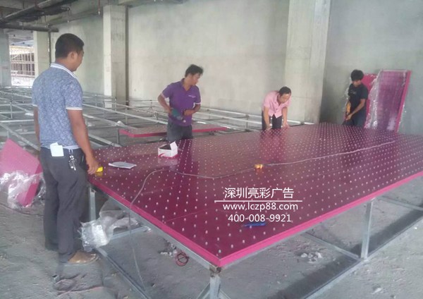 炫彩屏招牌安裝現場(chǎng)_深圳亮彩廣告